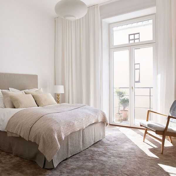 Jasne spokojne wnętrze z prostym wystrojem